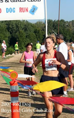 Photo of Mandy del Valle finishing just ahead of Amy Meyers.