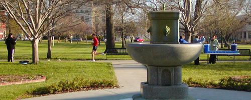 photo of runner at South Park fountain during 2007 Lawrence Half Marathon 