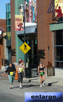 Photo of runners in front of Jazz Museum.