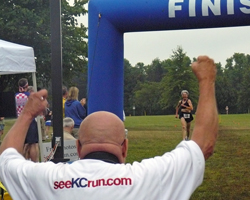 Photo of Dick Ross cheering Dee Boeck in at the finish.