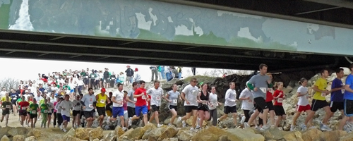 photo of the Shamrock Shuffle going under the bridge