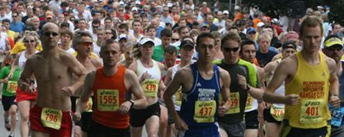 Photo of start pack with DJ Hilding in lead.