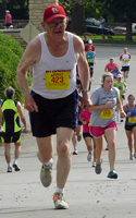 Photo of Paul Heitzman setting the 8K Missouri record in the M80 category.