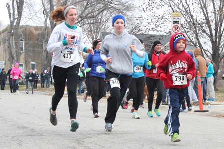 Photo of runners approaching the finish of the Thanksgiving Day Run.