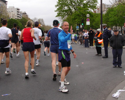 John Huchingson waving in 2005 Paris Marathon